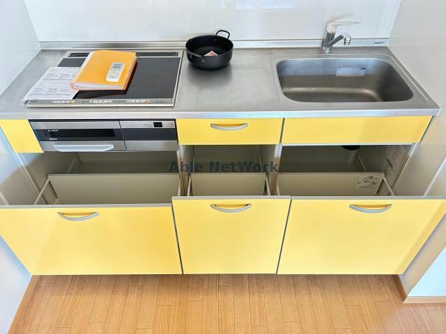 物件内観写真8　(キッチン下収納)