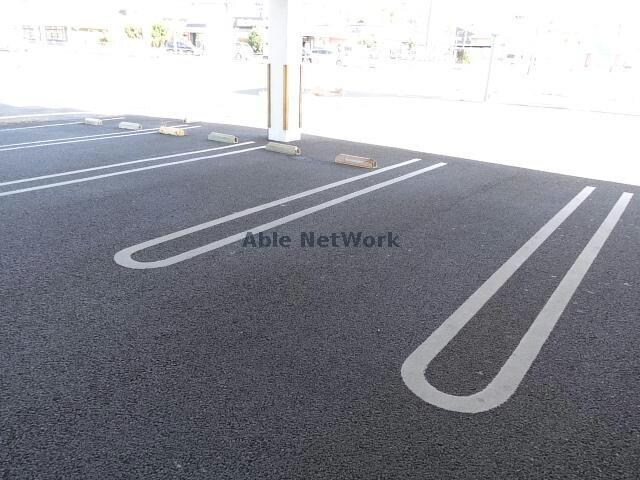 物件外観写真5　(敷地内駐車場・ダブルライン)