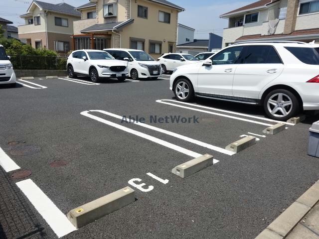 物件外観写真12　(敷地内駐車場・ダブルライン)