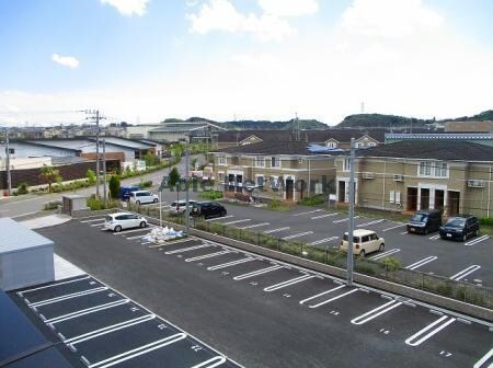 物件外観写真5　(ダブルライン敷地内駐車場)