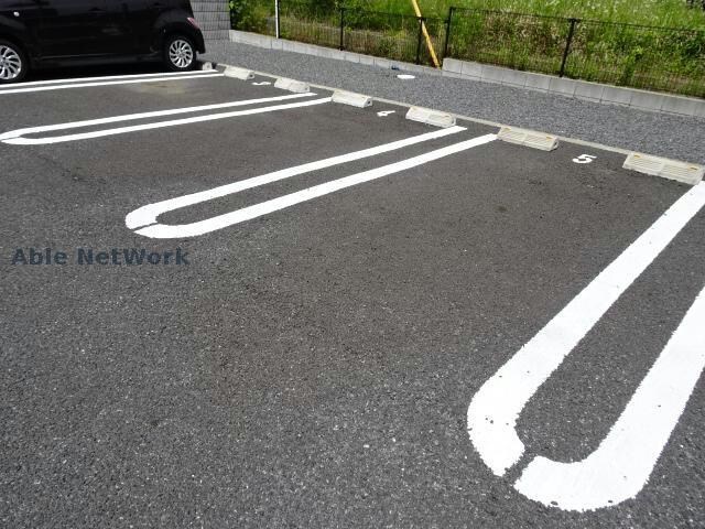 物件外観写真14　(敷地内駐車場・ダブルライン)
