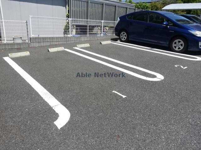物件外観写真8　(敷地内駐車場・ダブルライン)