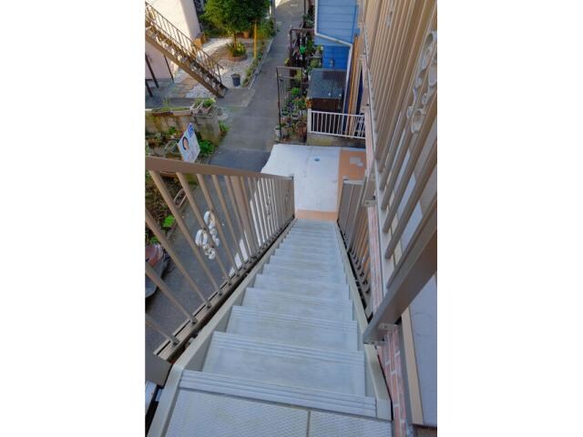 物件外観写真5　(共用階段)