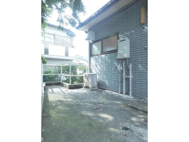 物件外観写真2　(玄関前に入居者専用のバイク置き場付！)