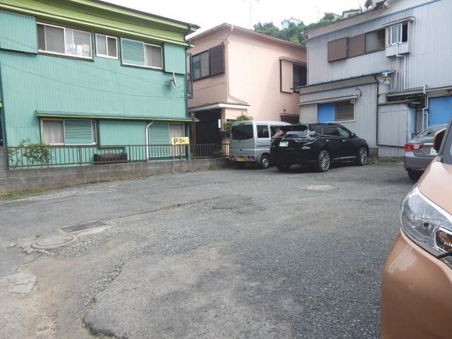 物件外観写真3　(25m先近隣駐車場)