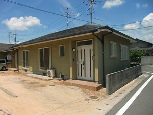 田中野田バス停横外観写真