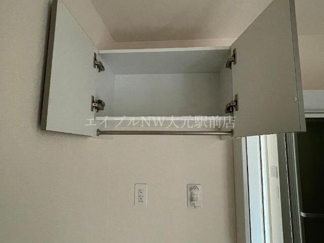 物件内観写真22　(洗濯機置き場上部収納棚)