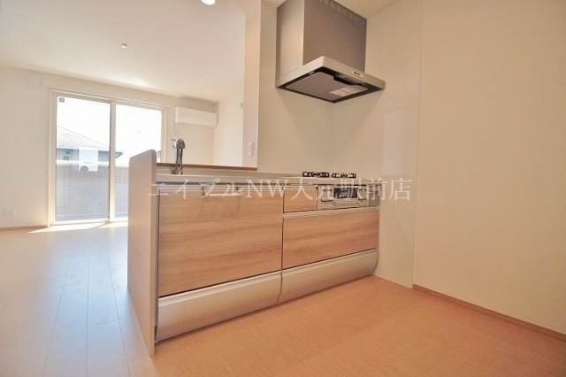 物件内観写真6　(3口システムキッチン)