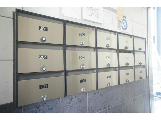 物件外観写真1　(郵便受け)