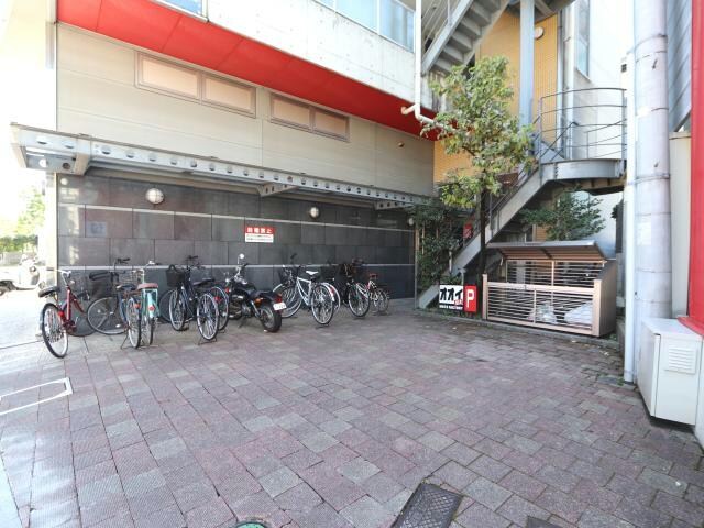 物件外観写真3　(正面玄関･自転車置き場)