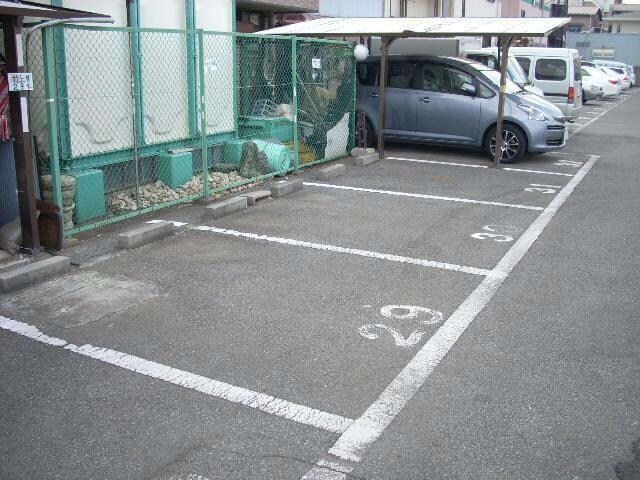 物件外観写真4　(駐車場)