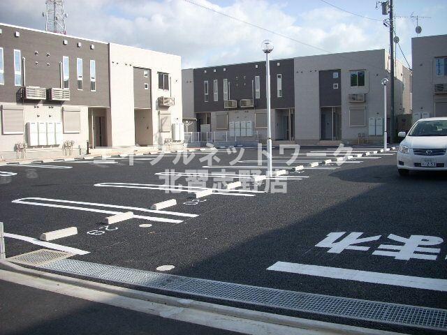 物件外観写真2　(駐車場)