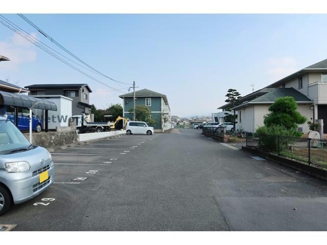 物件外観写真3　(駐車場)