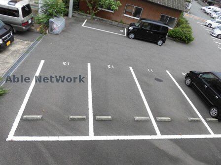 物件外観写真3　(駐車場)