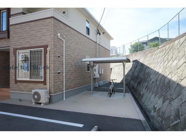 物件外観写真3　(C棟横駐輪場)