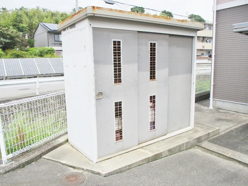 物件内観写真2　(敷地内ゴミステーション)