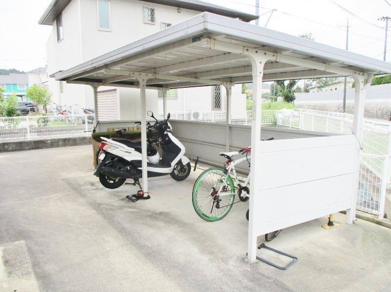 物件内観写真3　(駐輪場)