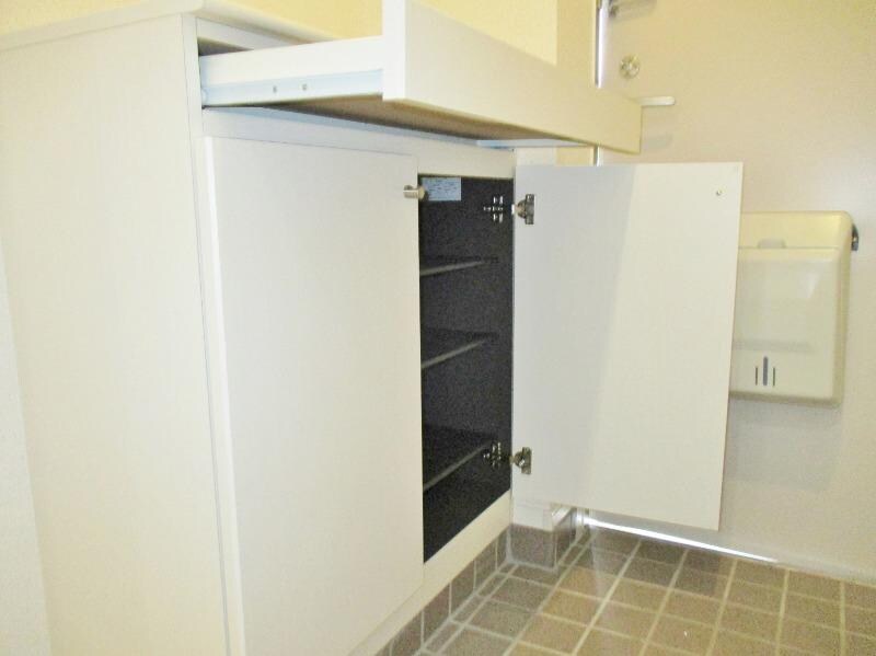 物件内観写真9　(玄関収納)