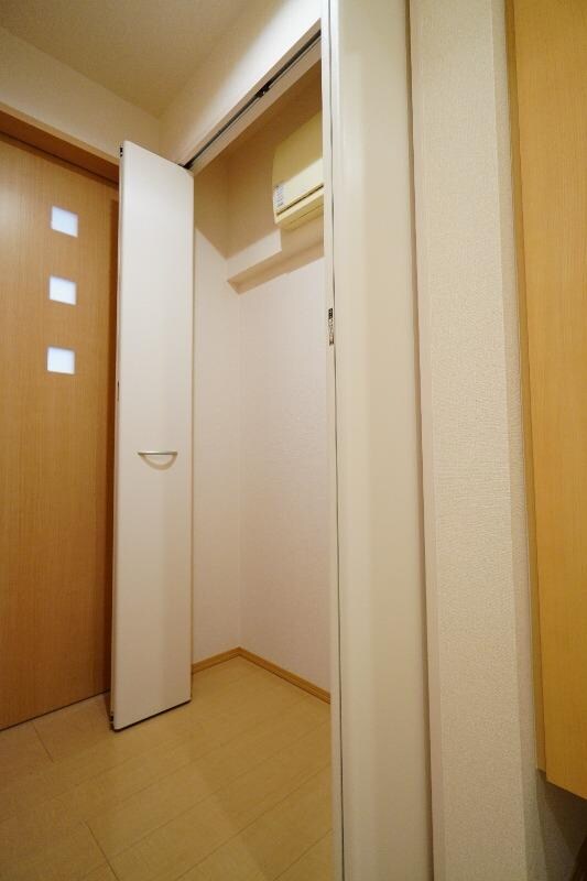 物件内観写真7　(通路収納)