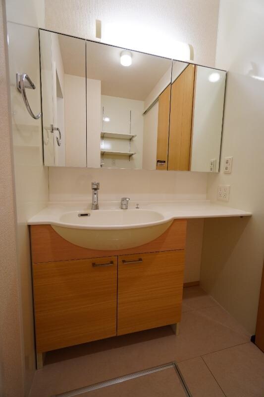 物件内観写真11　(独立洗面台)