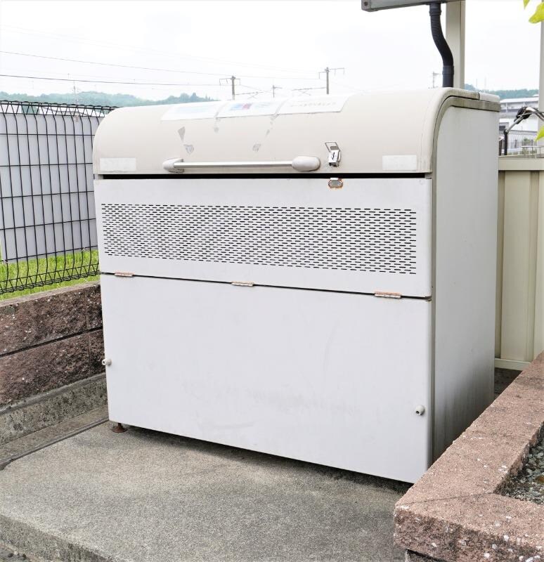 物件内観写真3　(敷地内ゴミステーション)