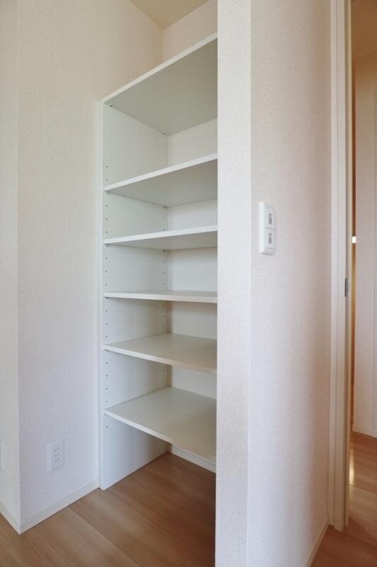 物件内観写真10　(リビング収納)