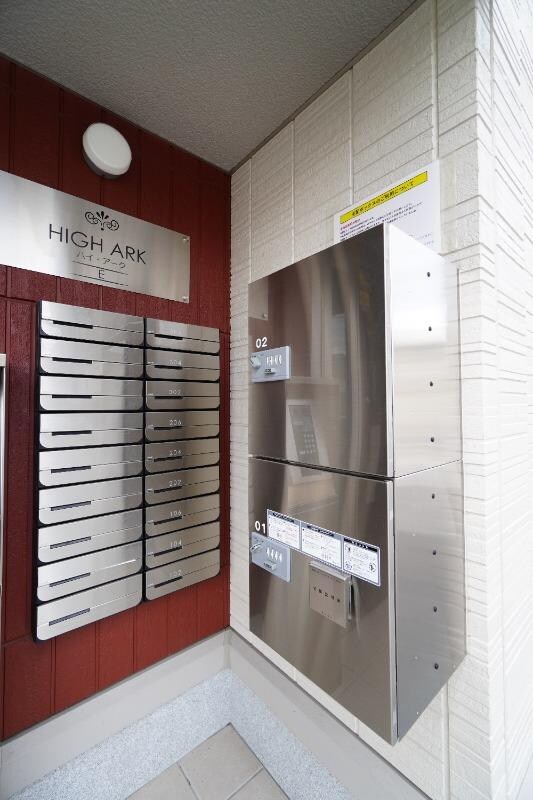 物件内観写真3　(宅配BOX＋集合郵便受け)