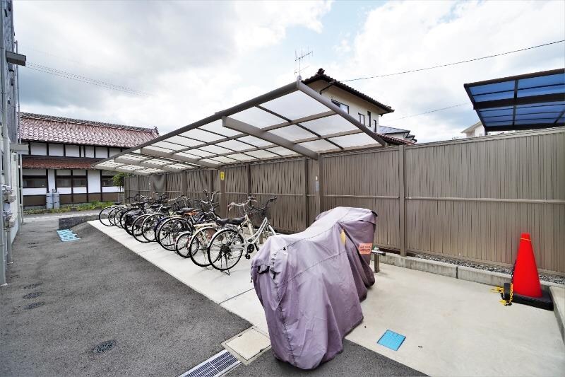 物件内観写真4　(駐輪場)