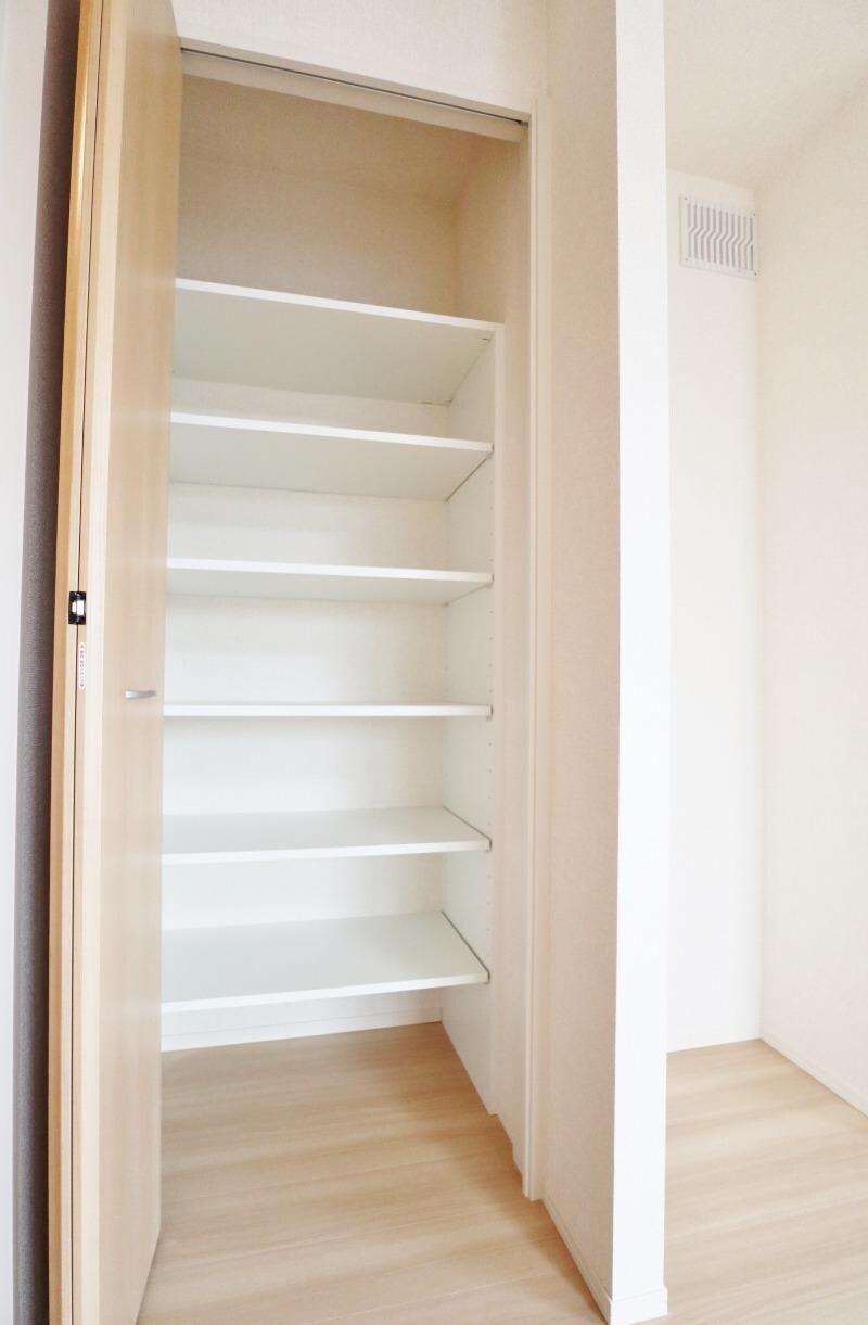 物件内観写真10　(キッチン横収納)