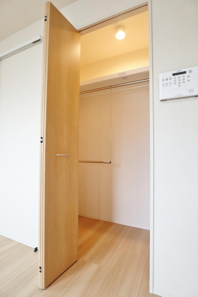 物件内観写真11　(洋室収納)