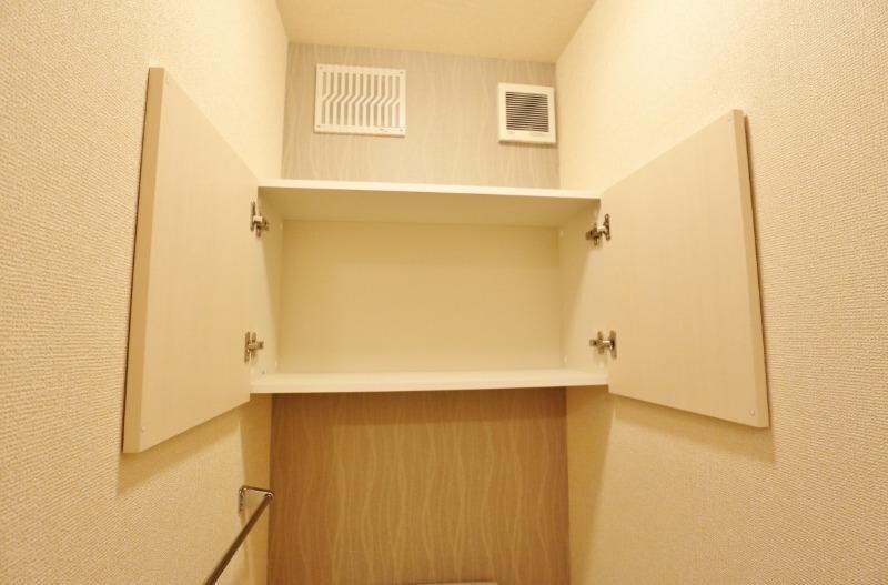 物件内観写真12　(トイレ収納)