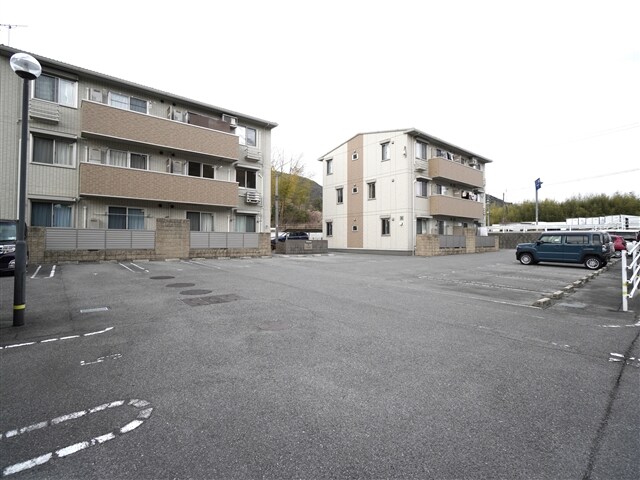 物件内観写真5　(駐車場)