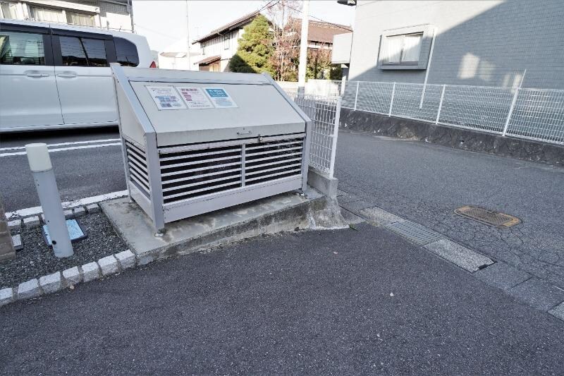 物件内観写真4　(敷地内ゴミステーション)