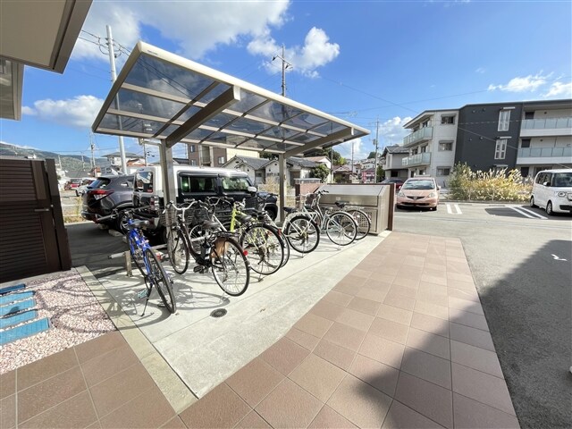 物件内観写真4　(駐輪場)