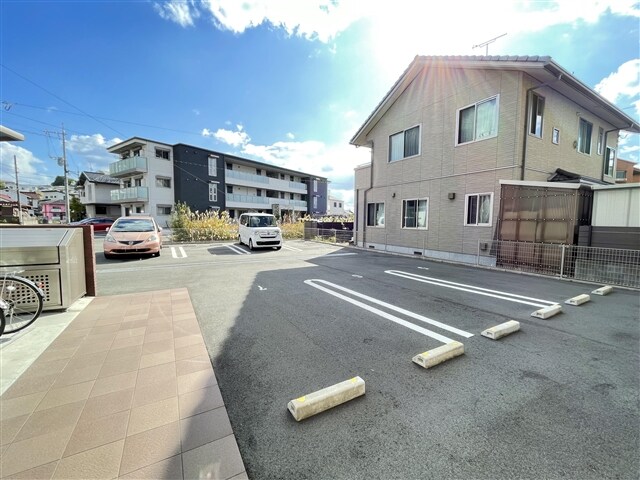 物件内観写真5　(駐車場)