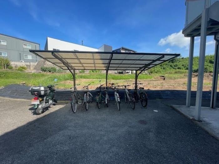 物件内観写真3　(駐輪場)