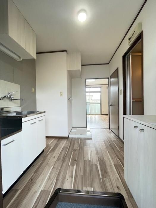 物件内観写真4　(玄関)