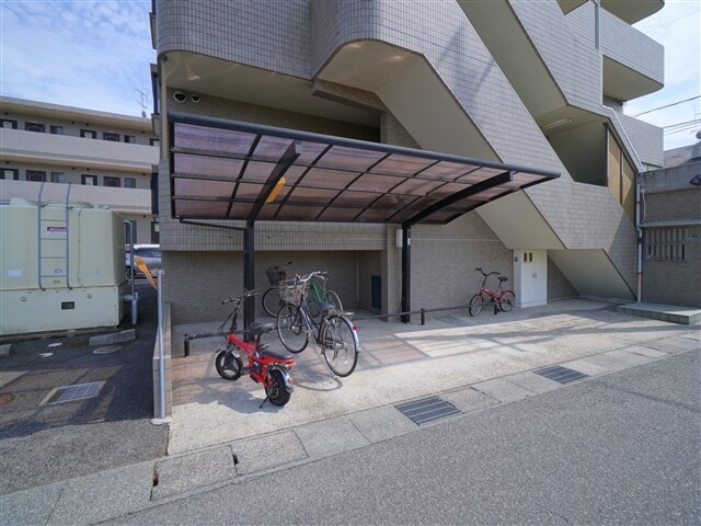 物件内観写真4　(駐輪場)