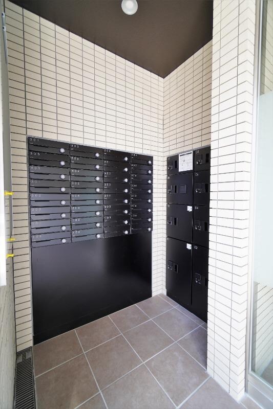 物件内観写真3　(宅配ＢＯＸ＋集合郵便受け)