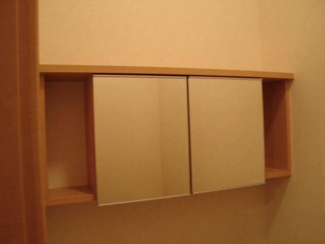 物件内観写真7　(トイレ収納)
