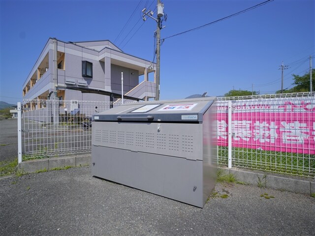 物件内観写真4　(敷地内ゴミステーション)