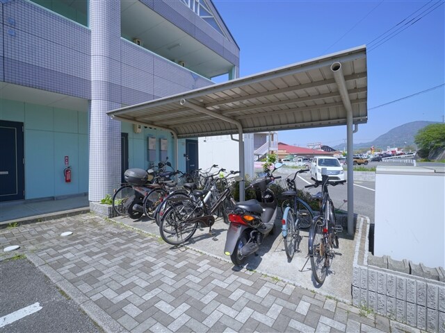 物件内観写真4　(駐輪場)