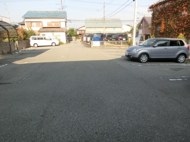 フィオーレ橘の駐車場