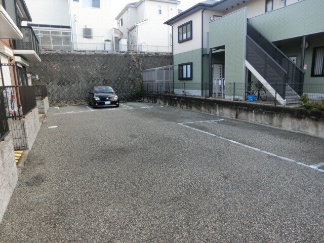 グラスグリーンＡ棟の駐車場