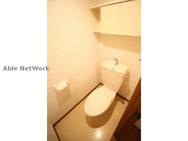 物件内観写真9　(温水洗浄便座になります)