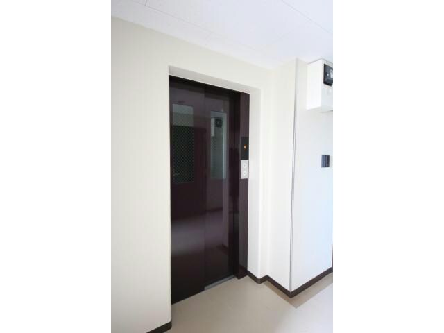 物件外観写真5　(エレベータ)