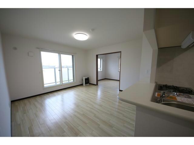 物件内観写真9　(居間・カウンター♪)