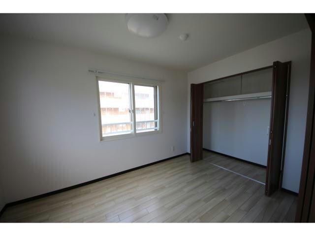 物件内観写真12　(洋室・収納)