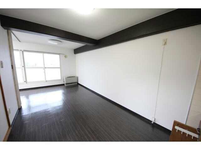 物件内観写真8　(居間☆黒っぽい感じがＧｏｏd！)