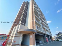 熊本市電Ａ系統<熊本市交通局> 動植物園入口駅 10階建 築17年の外観写真